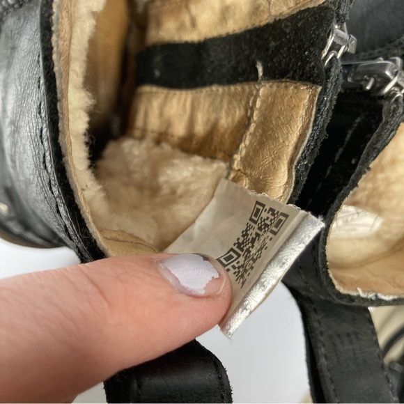 UGG Neevah short boot black leather Shearling lined size 7 - Picture 10 of 12